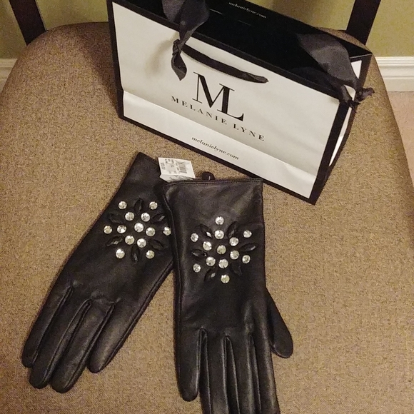 Melanie Lyne Accessories - ⭐Host Pick⭐NWT LEATHER GLOVES, BLACK COLOR WITH DECORATIVE STONES, SIZE XL